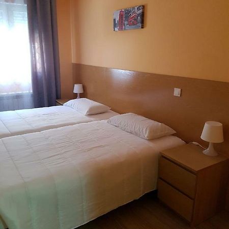 Hostal La Pared Torres de la Alameda Zewnętrze zdjęcie