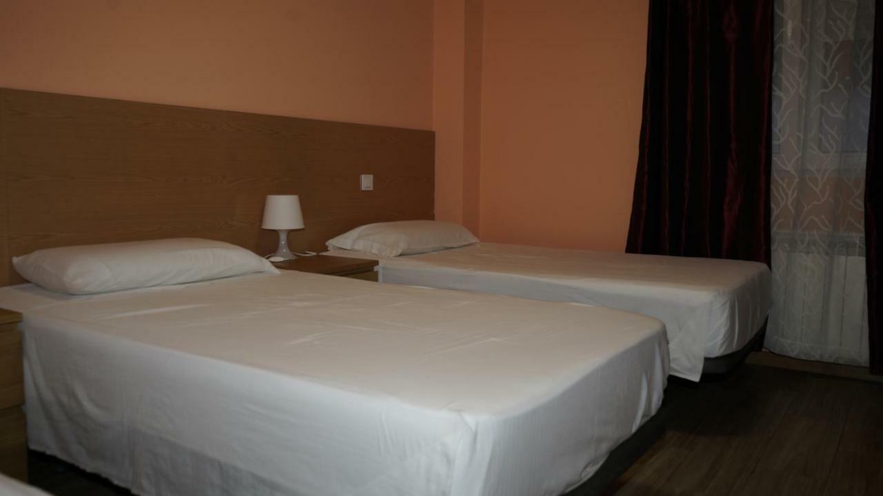 Hostal La Pared Torres de la Alameda Zewnętrze zdjęcie