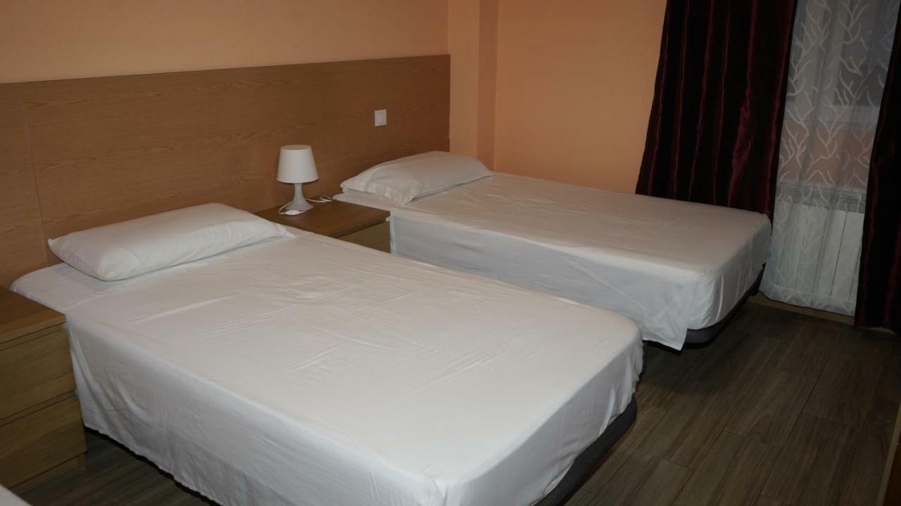 Hostal La Pared Torres de la Alameda Zewnętrze zdjęcie